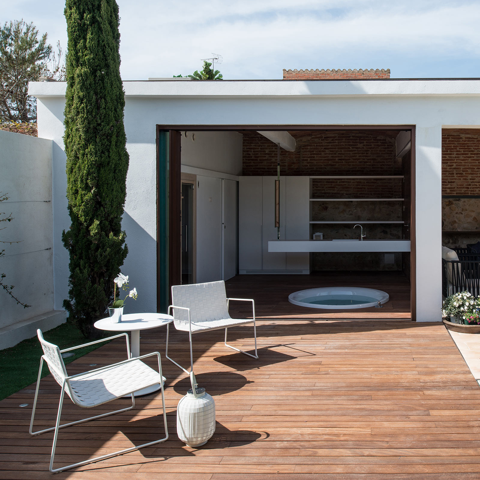 TRENZA OUTDOOR LOUNGE CHAIR