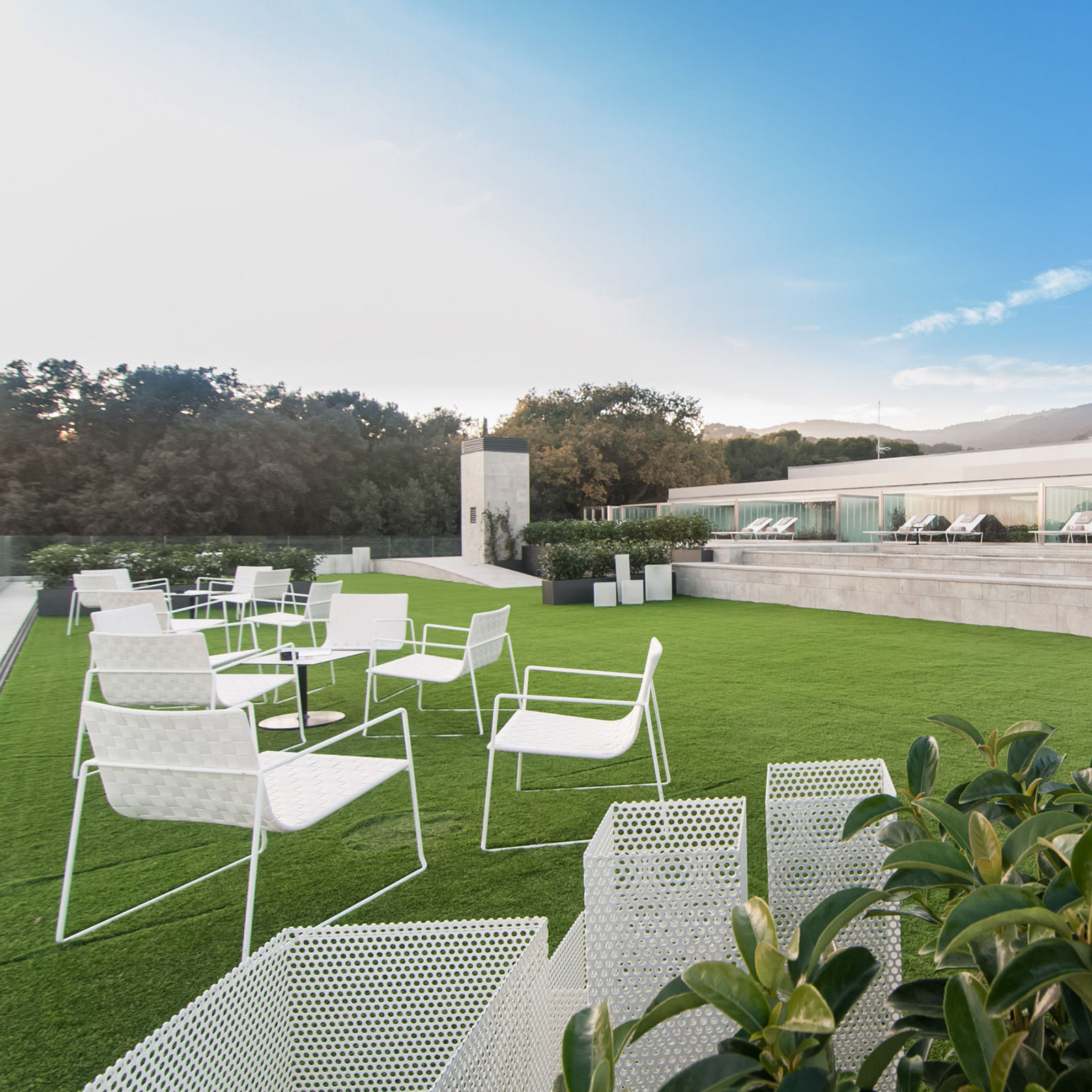 TRENZA OUTDOOR LOUNGE CHAIR