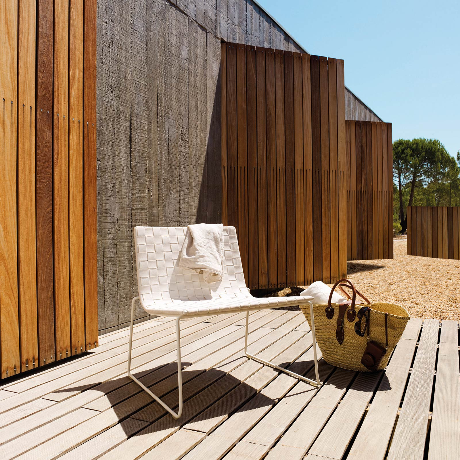 TRENZA OUTDOOR LOUNGE CHAIR