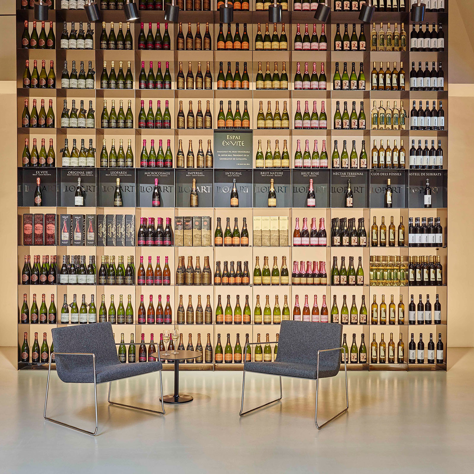 LINEAL COMFORT LOUNGE CHAIR