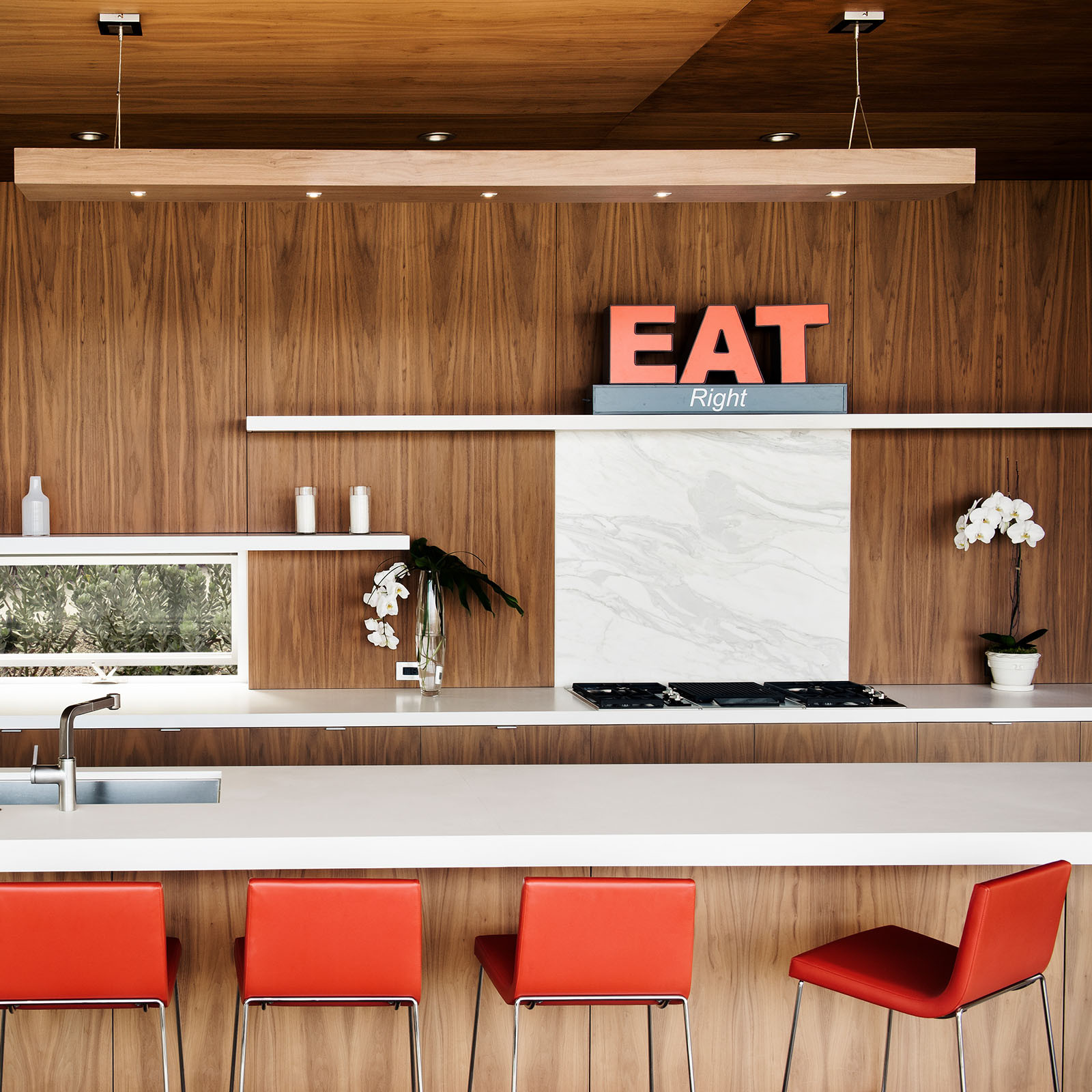 LINEAL COMFORT STOOL