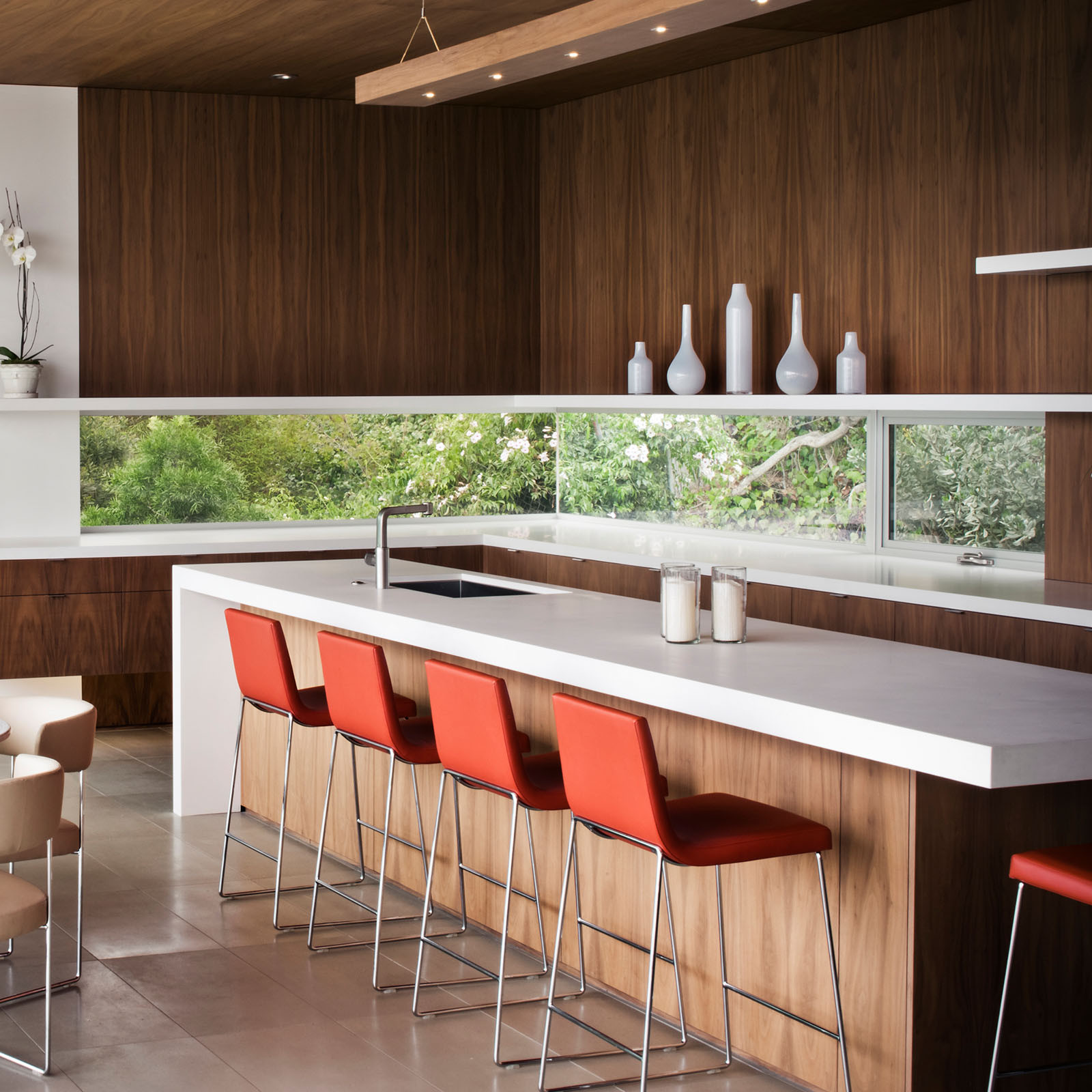 LINEAL COMFORT STOOL