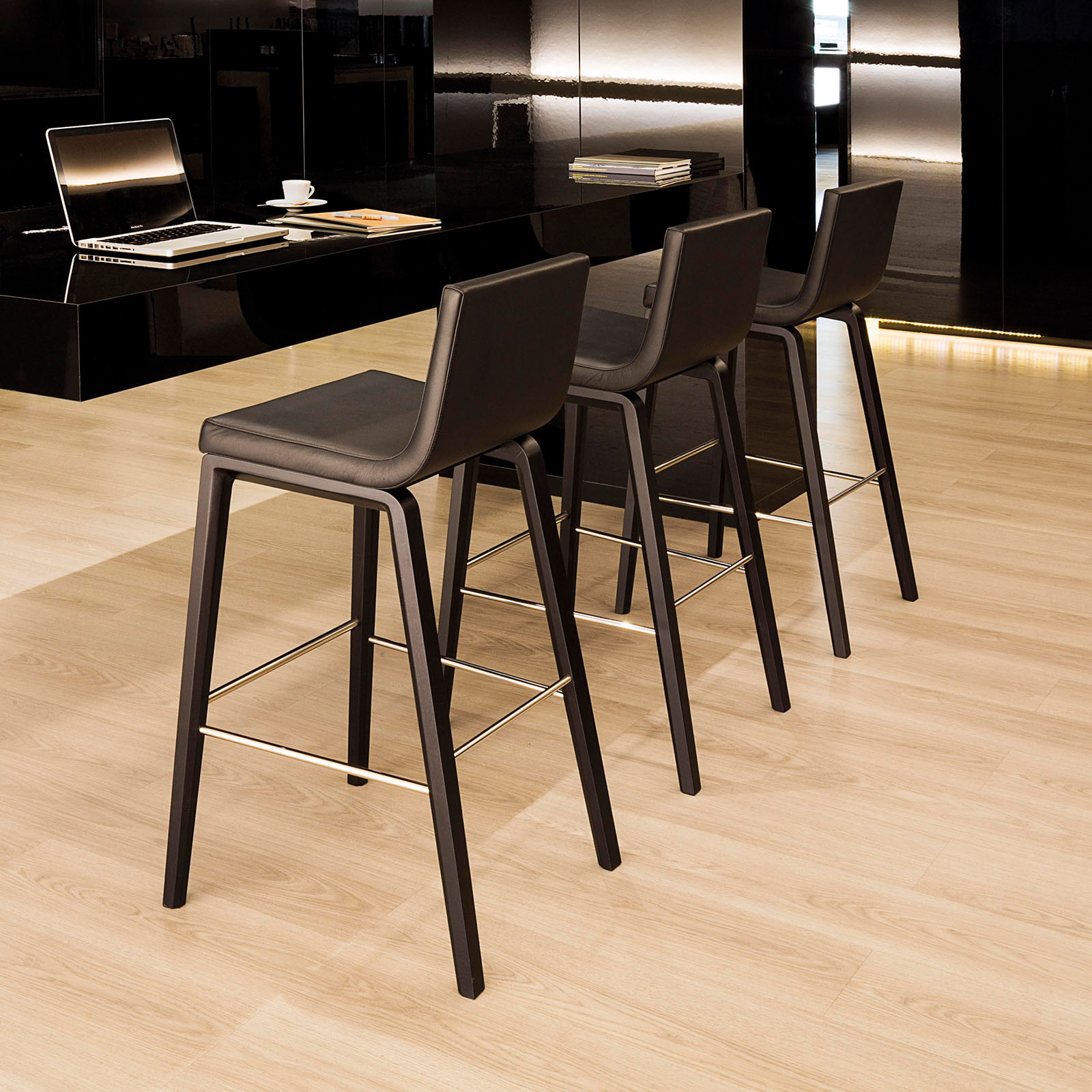 LINEAL COMFORT STOOL