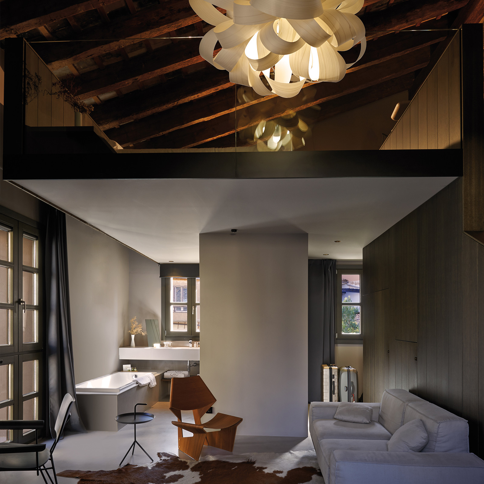 AGATHA BALL SUSPENSION