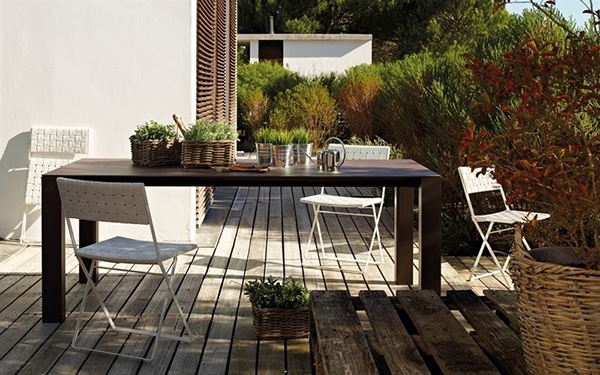 AW's Wind Table with Brisa chairs